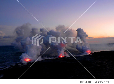 ハワイ島の活火山が赤い炎と黒い煙をあげて噴火している夕方の風景 ハワイ島の活火山が赤い炎と黒い煙をあげて噴火している夕方の風景 83457741
