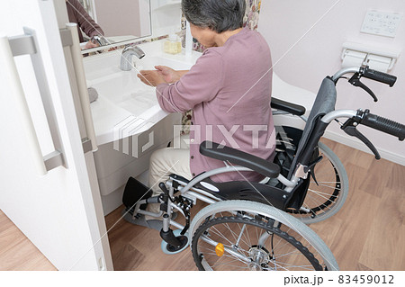 車椅子のまま手を洗える洗面台 83459012