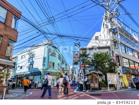 東京世田谷の都市風景　下北沢ショッピングストリート　下北沢南口商店街 83459213