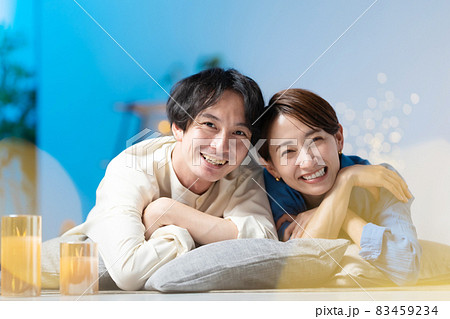 ミドル　カップル　ライフスタイル　寝転ぶ 83459234