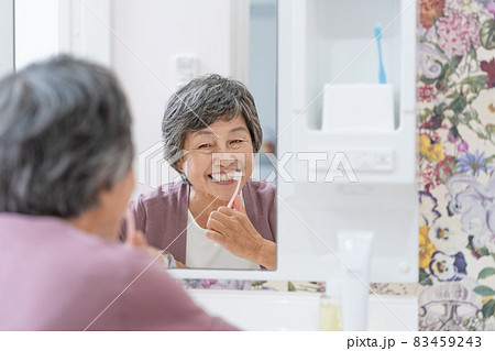 洗面所で歯を磨くおばあちゃん 83459243