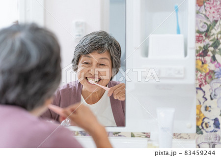 洗面所で歯を磨くおばあちゃん 83459244