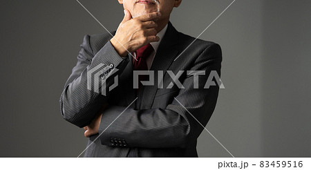 シニア男性　スーツ　ビジネス　考える　 83459516