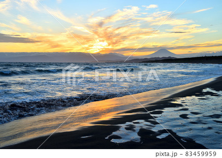 茅ヶ崎海岸から眺める夕日と富士山 83459959