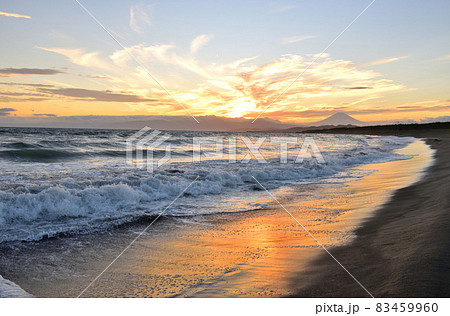 茅ヶ崎海岸から眺める夕日と富士山 83459960
