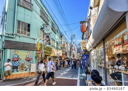 東京世田谷の都市風景　下北沢ショッピングストリート　下北沢南口商店街 83460167
