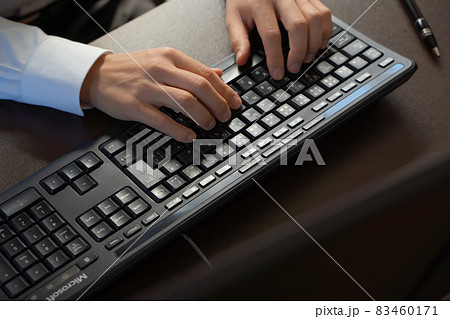 キーボードを叩くビジネスマンの手元 83460171