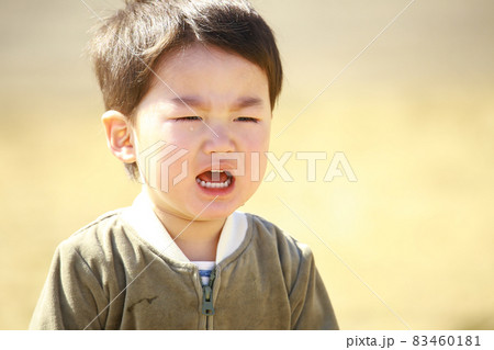 泣く男の子 83460181