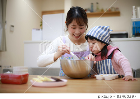 お菓子作りをする親子 お菓子作りをする親子 83460297