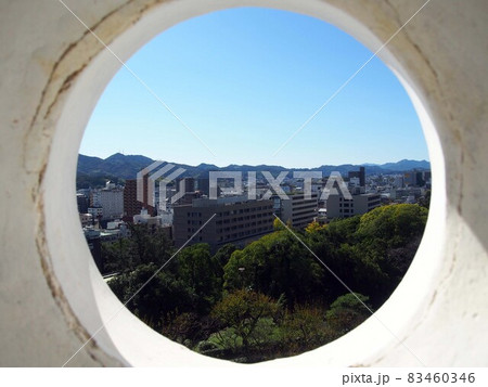 丸狭間からの景色（白壁に開いた鉄砲狭間から見える高知公園＆高知市街） 83460346