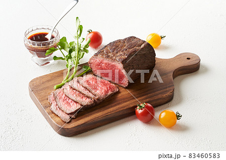 スライスしたローストビーフ 83460583