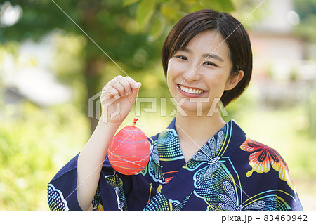 ヨーヨーを持つ女性 83460942