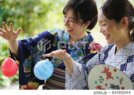 ヨーヨーを持つ女性 83460944