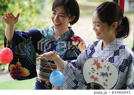 ヨーヨーを持つ女性 83460945