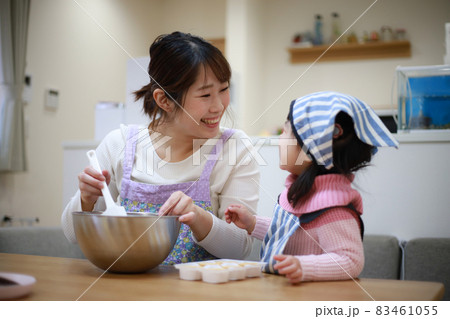 お菓子作りをする親子 83461055