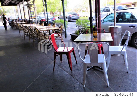 歩道に並ぶカフェ テーブル オーストラリア メルボルン 83461344