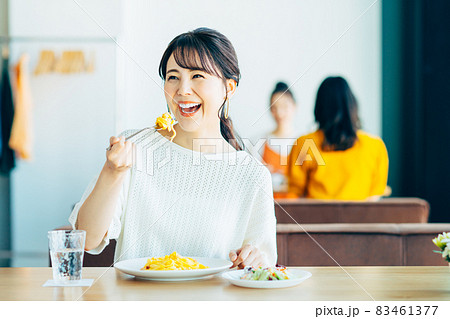 レストランでパスタを食べる若い女性 83461377