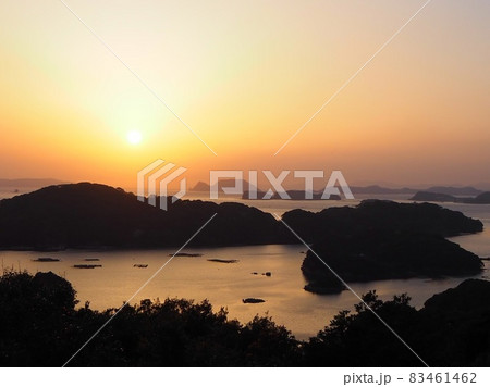 島と夕日 83461462