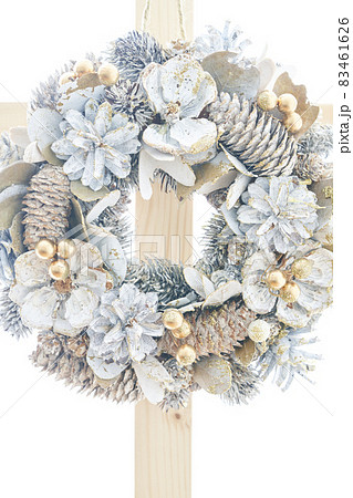 窓に飾り付けられたクリスマスリース 窓に飾り付けられたクリスマスリース 83461626