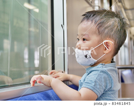 車窓　幼児　楽しむ 83461845