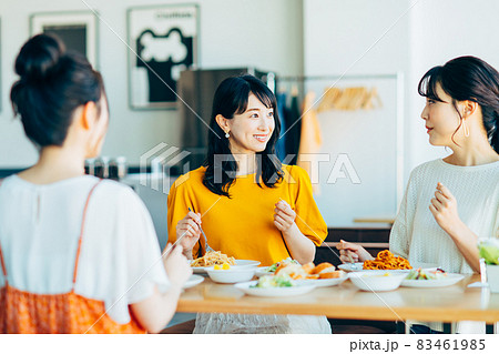 カフェで女子会をする若い女性の写真素材