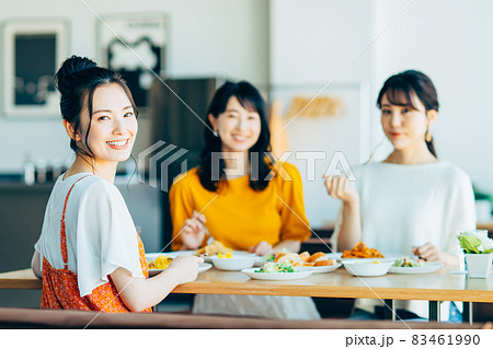 カフェで女子会をする若い女性の写真素材