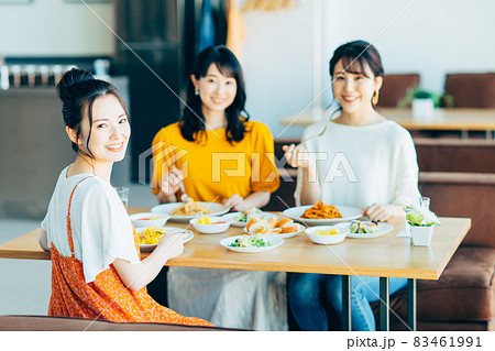 カフェで女子会をする若い女性の写真素材