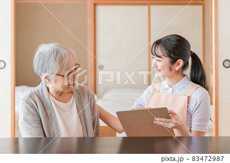 高齢者女性と話す女性スタッフ(メモ) 高齢者女性と話す女性スタッフ(メモ) 83472987