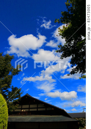 日本家屋の屋根瓦と秋の青空と白い雲 日本家屋の屋根瓦と秋の青空と白い雲 83473005