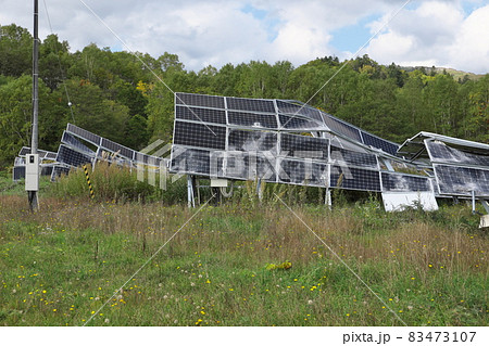 雪で壊れたソーラーパネル 83473107