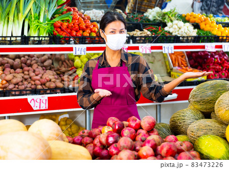 Saleswoman in protective mask working in fruit and vegetable store 83473226