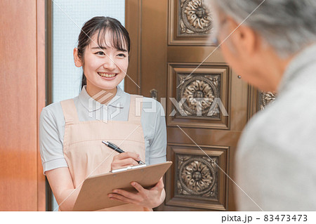 高齢者住宅に訪問する女性（書類） 83473473