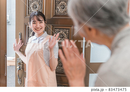 高齢者住宅に訪問する女性 83473475