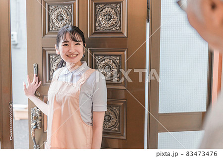 高齢者住宅に訪問する女性 高齢者住宅に訪問する女性 83473476