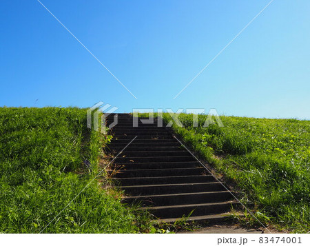青空へ続く階段 83474001