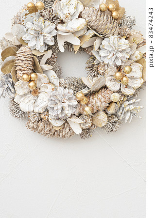 白い漆喰の壁に飾られたクリスマスリース 83474243