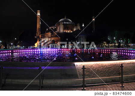 ヨーロッパとアジアの交差点　トルコイスタンブールの人気観光地　アヤソフィア　モスク　風景 83474600