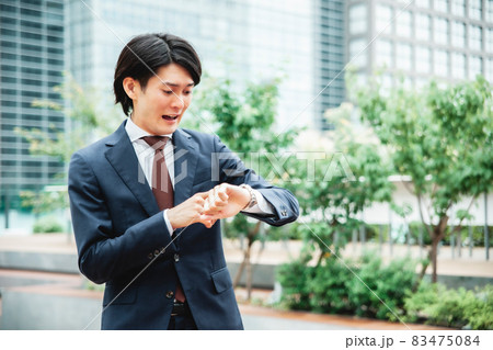 時計を見て焦るビジネスマン(遅刻) 時計を見て焦るビジネスマン(遅刻) 83475084