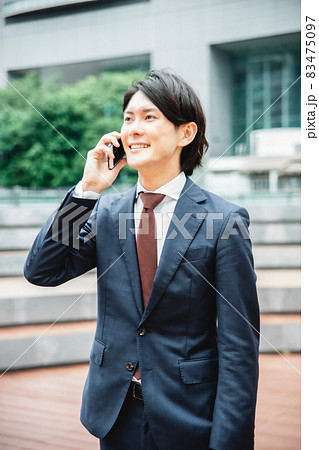 スマホを使うスーツ姿の男性 スマホを使うスーツ姿の男性 83475097