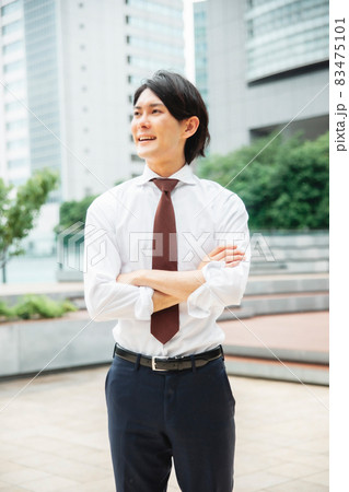 都会のビジネスマン（腕組み） 83475101
