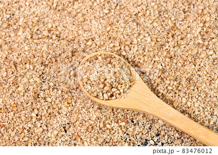 すり胡麻とスプーン 83476012