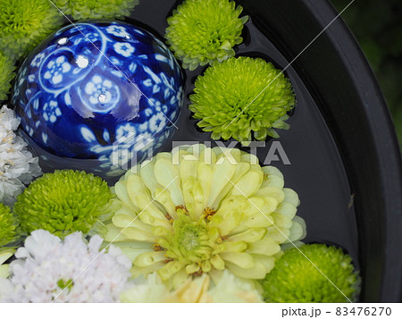 花模様の丸い陶器に季節の花々を浮かべた花手水 83476270