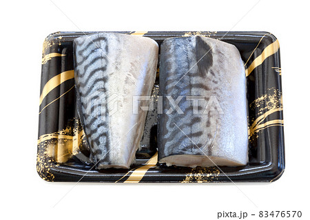 塩サバの切り身、食品トレー入り【白背景・切り抜き】 塩サバの切り身、食品トレー入り【白背景・切り抜き】 83476570