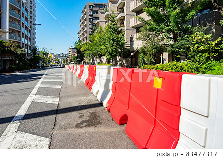 道路の中央分離帯に設置された構造物 ハイブロックの写真素材