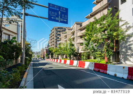 道路の中央分離帯に設置された構造物 ハイブロックの写真素材