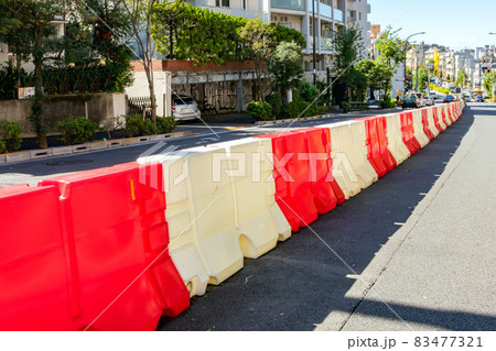 道路の中央分離帯に設置された構造物 ハイブロックの写真素材