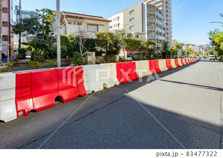 道路の中央分離帯に設置された構造物、ハイブロック 83477322