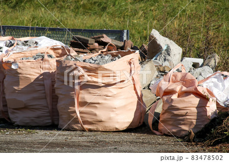 土のう、土嚢、土木、工事、袋、屋外、工事現場、作業現場、土木現場、土木工事、廃棄物、ごみ、ゴミ 土のう、土嚢、土木、工事、袋、屋外、工事現場、作業現場、土木現場、土木工事、廃棄物、ごみ、ゴミ 83478502