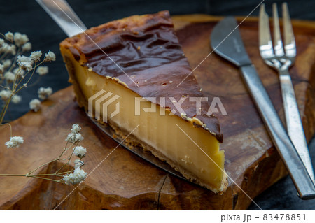 Slice of delicious fresh Tartellette creme brulee a la vanille on a wooden plate. 83478851
