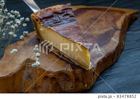 Slice of delicious fresh Tartellette creme brulee a la vanille on a wooden plate. 83478852
